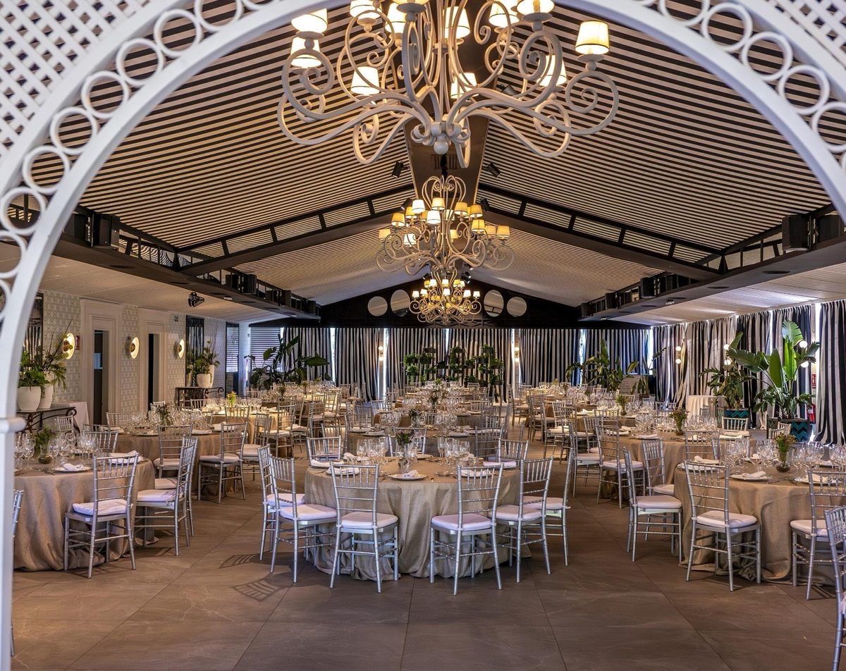 Espacio Colonial montado para banquete de boda, vacío y bien iluminado