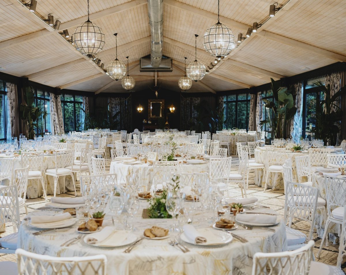 Invernadero vestido para un banquete, con la chimenea y el espejo dorado al fondo