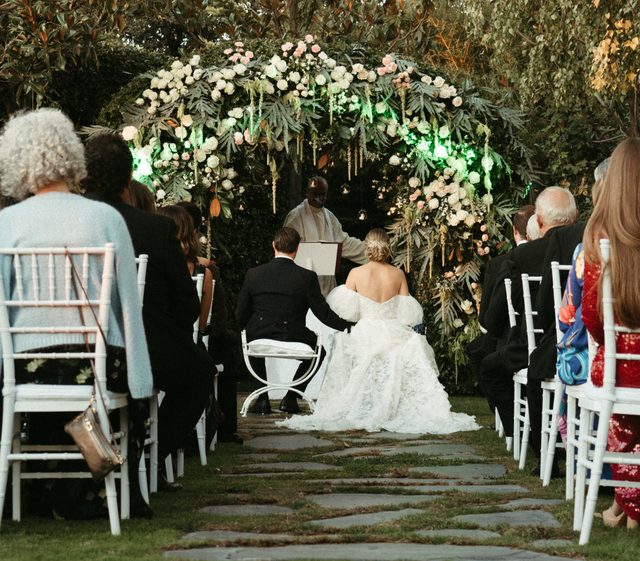 Ceremonia: la novia entrando con los invitados en pie
