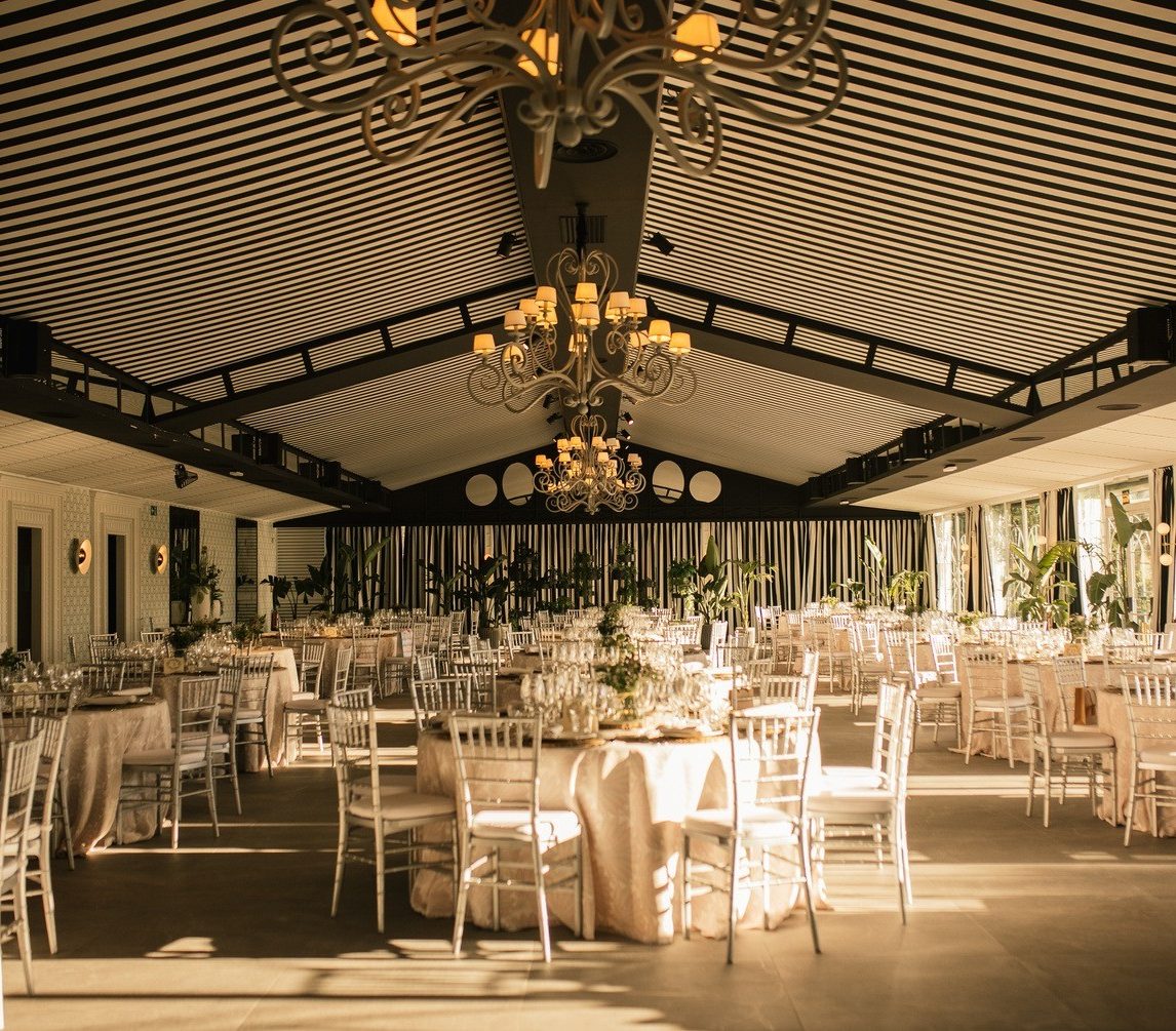Banquete en el Colonial con invitados, foto grande de la retícula