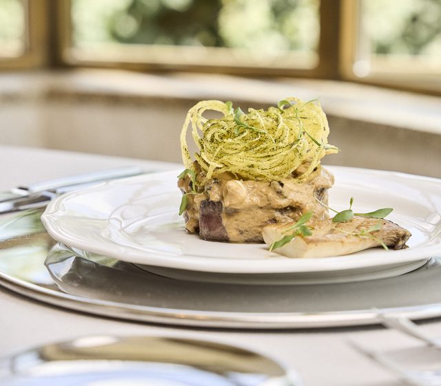 Plato del menú de boda, emplatado