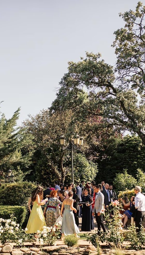 Ceremonia en el jardín, con los invitados sentados