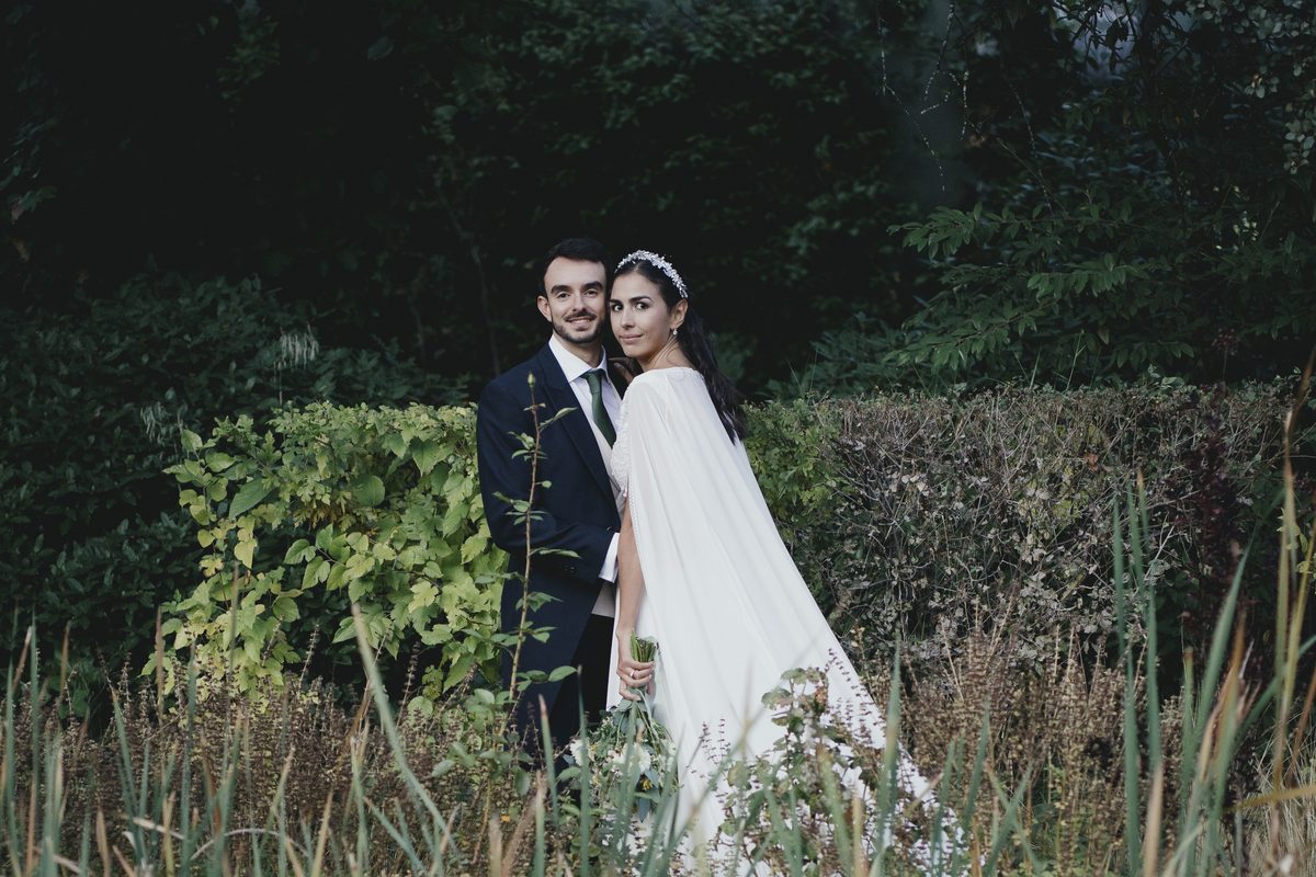 Los novios en el jardín, al anochecer