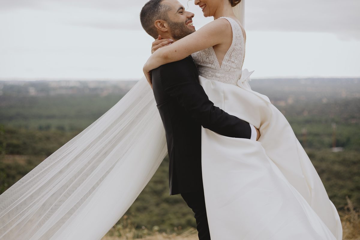 Los novios abrazados, con el monte al fondo
