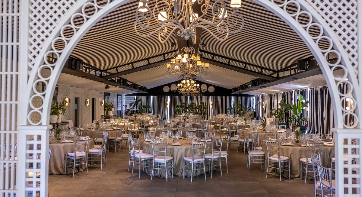 Salón vestido para un banquete, visto desde el arco de celosía