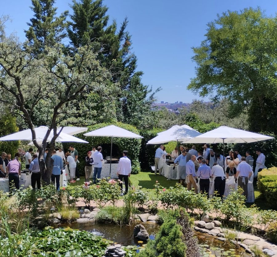 Cóctel de bienvenida en el jardín, junto al estanque