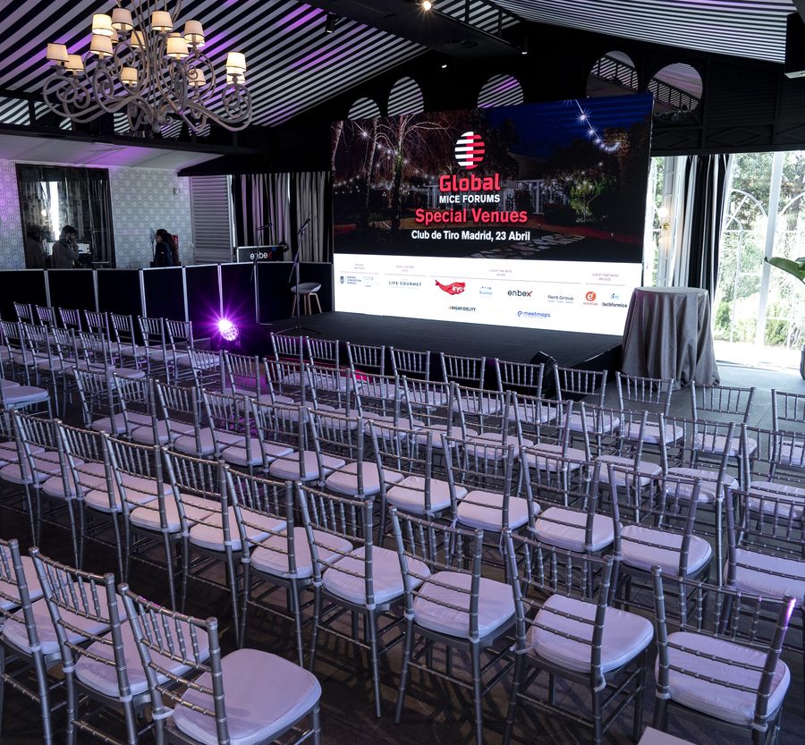 Plenaria con pantalla LED gigante montada para un foro profesional