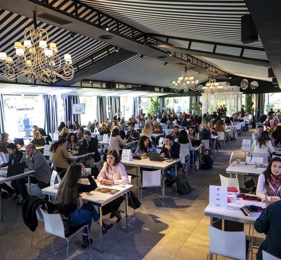 Jornada de trabajo con mesas de equipo bajo las arañas