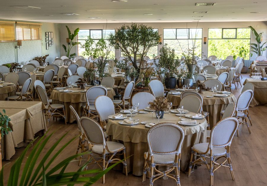 Comedor del restaurante montado para un grupo