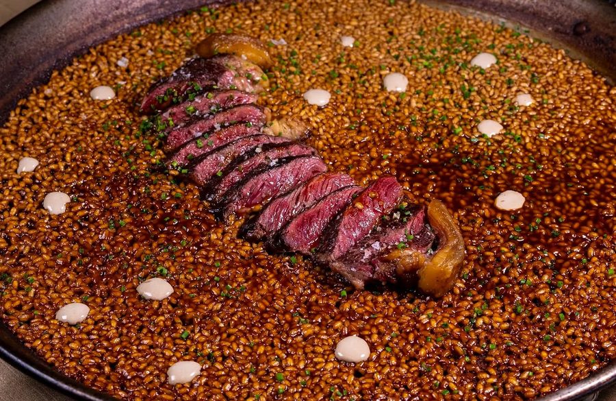 Arroz meloso rematado con carne en su punto, recién salido de la paella