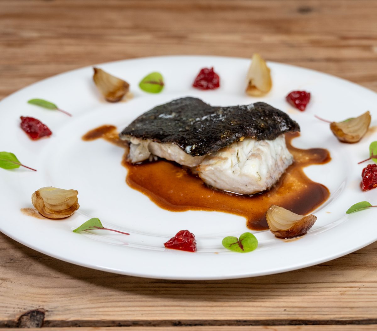 Pescado con costra negra, plato de la casa