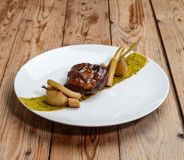 Carne glaseada con puré de pistacho y verduras