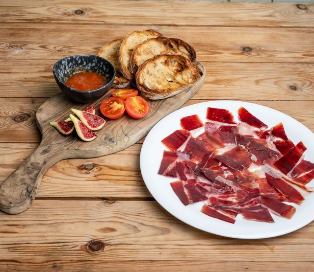 Jamón ibérico con tostadas