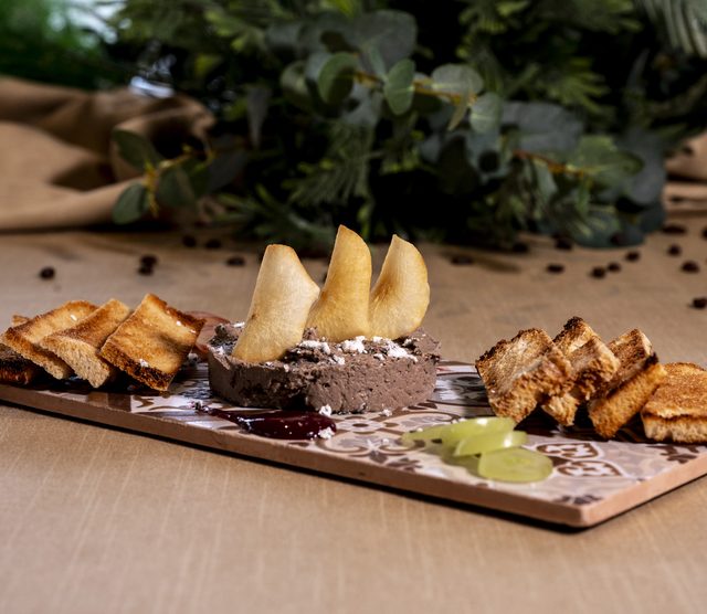Tabla de paté con tostas y picos