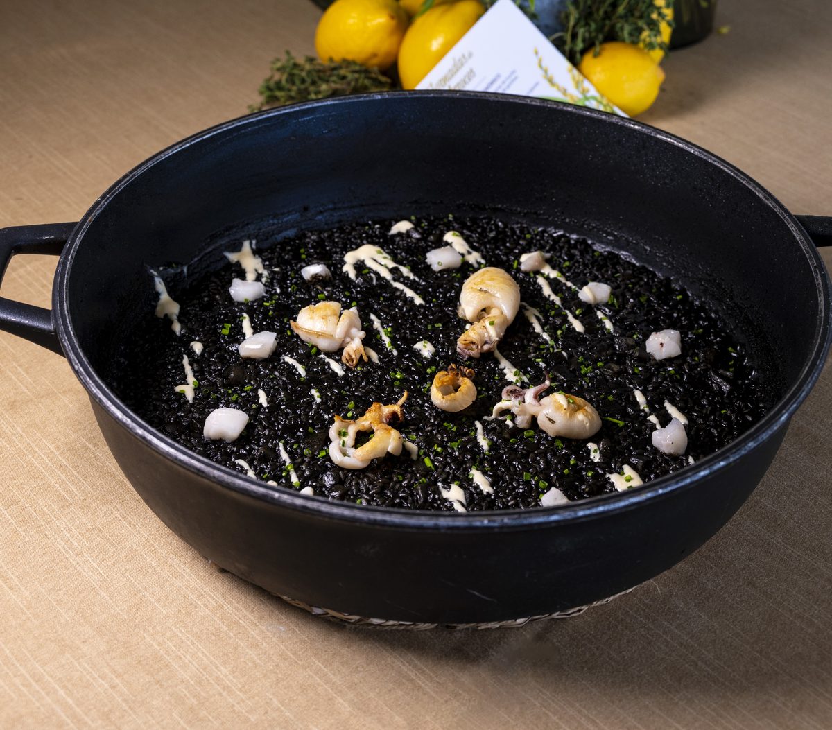 Arroz negro con chipirones