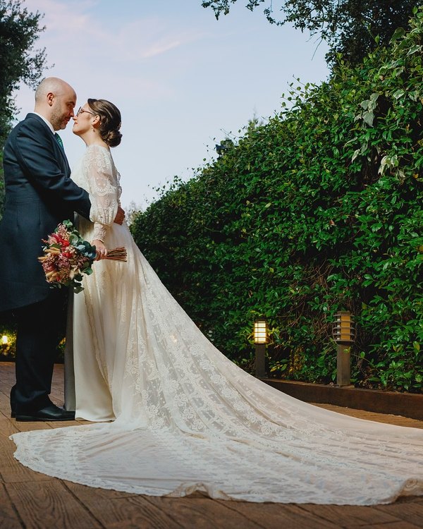 Los novios de noche en el jardin