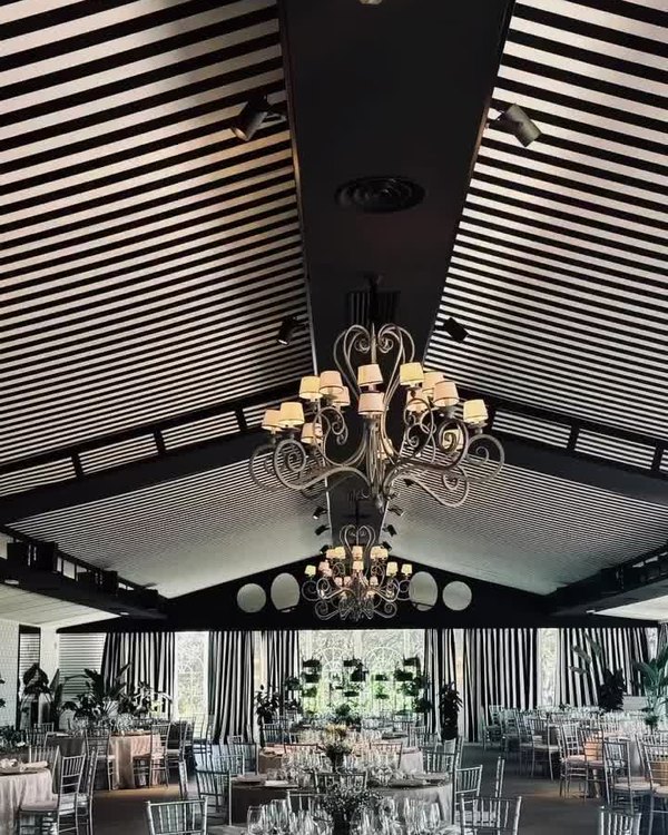 Salon montado bajo las arañas