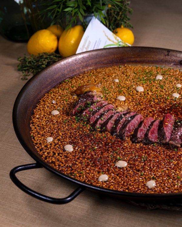 Arroz recien hecho en la paellera