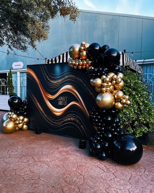 Instalacion de globos negros y dorados