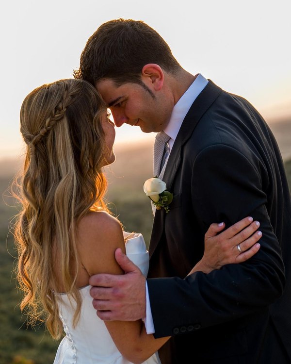 Los novios abrazados al atardecer