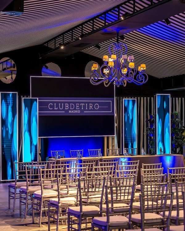Escenario con pantalla y luz azul montado para un evento